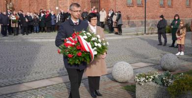 Przedstawiciele Rady Miejskiej składają kwiaty