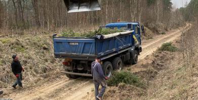 na zdjęciu koparki na piaskowej drodze