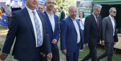 na zdjęciu przedstawiciele samorządów w korowodzie dożynkowym