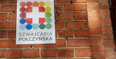 logo Szwajcarii Połczyńskiej na budynku Urzędu Miejskiego w Barwicach