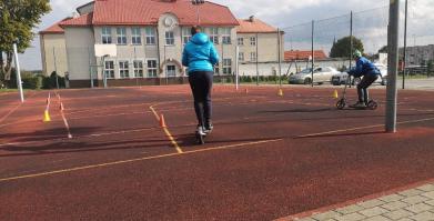 dzieci na hulajnogach na Orliku w Barwicach