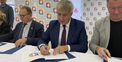 Na zdjęciu Z-ca Burmistrza Barwic Robert Zborowski podpisujący umowę dot. Szwajcarii Połczyńskiej, Wójt Gminy Świdwin K. Lechocki, Burmistrz Złocieńca K. Zacharzewski