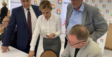 Na zdjęciu Zastępca Burmistrza Barwic Robert Zborowski, Z-ca Burmistrza Czaplinka J. Bartczak podczas spotkania w Rusinowie