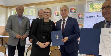 na zdjęciu Z-ca Burmistrza Barwic Robert Zborowski, Wicemarszałek Anna Bańkowska, Zastępca Burmistrza Czaplinka Janusz Bartczak