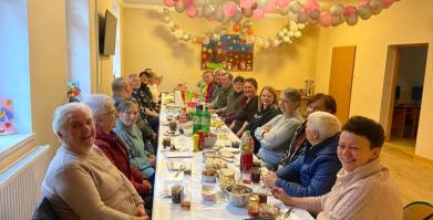 na zdjęciu mieszkańcy Sulikowa przy stole w świetlicy 