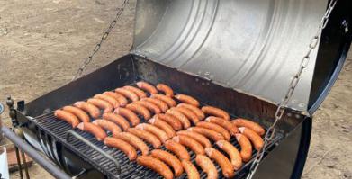 na zdjęciu grill z kiełbaskami