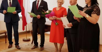 na zdjęciu Państwo Sarapuk, Z-ca Burmistrza Barwic Robert Zborowski, Kierownik Urzedu Stanu Cywilnego Renata Trembowelska i Przewodniczący Rady Miejskiej Piotr Małek