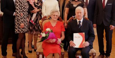 Na zdjęciu Państwo Sarapuk z rodziną,  Z-ca Burmistrza Barwic Robert Zborowski, Kierownik Urzedu Stanu Cywilnego Renata Trembowelska i Przewodniczący Rady Miejskiej Piotr Małek