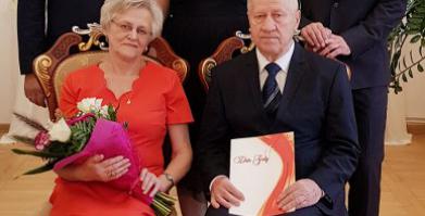 na zdjęciu Państwo Sarapuk, Z-ca Burmistrza Barwic Robert Zborowski, Kierownik Urzedu Stanu Cywilnego Renata Trembowelska i Przewodniczący Rady Miejskiej Piotr Małek
