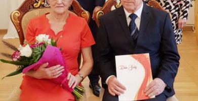 na zdjęciu Państwo Sarapuk z synami i synowymi