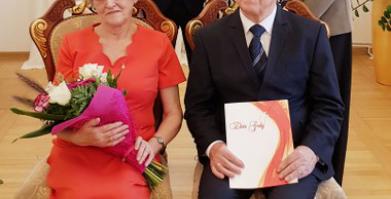 na zdjęciu państwo Sarapuk z synem, synową i wnuczkami