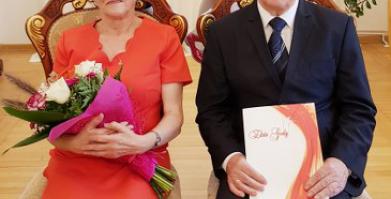 na zdjęciu państwo Sarapuk z trzema wnuczkami i wnukiem