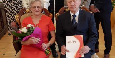 Na zdjęciu Państwo Sarapuk z synem, synową, wnuczkami i ich osobami towarzyszącymi