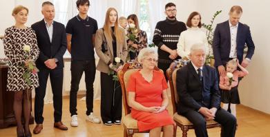na zdjęciu Państo Sarapuk z rodziną