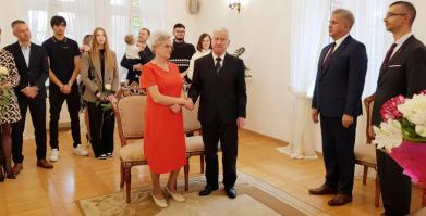 Na zdjęciu Państwo Sarapuk z rodziną, Z-ca Burmistrza Barwic Robert Zborowski, Przewodniczący Rady Miejskiej Piotr Małeky