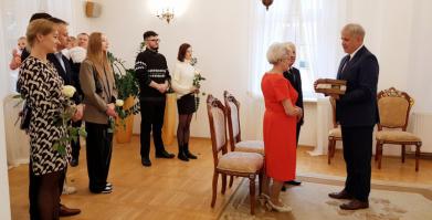 na zdjęciu Państwo Sarapuk z rodziną oraz Z-ca Burmistrza Barwic Robert Zborowski składający życzenia Jubilatom
