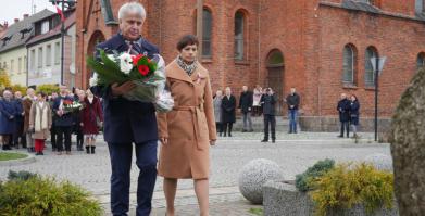 na zdjęciu Z-ca Burmistrza Barwic Robert Zborowski oraz członek Zarządu Powiatu Szczecineckiego Anna Kieling składający kwiaty pod pomikiem