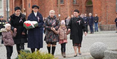 na zdjęciu Delegacja Niepublicznego Przedszkola "Bajkowa Kraina" w Barwicach składająca kwiaty pod pomnikiem