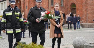 na zdjęciu Delegacja OSP Barwice, OSP Stary Chwalim oraz OSP Sulikowo składająca kwiaty pod pomnikiem
