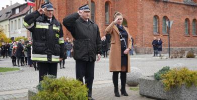 na zdjęciu Delegacja Delegacja OSP Barwice, OSP Stary Chwalim oraz OSP Sulikowo po złożeniu kwiatów pod pomnikiem
