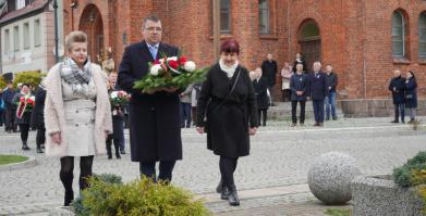 na zdjęciu Delegacja Sołectw Tarmno, Stary Grabiąż i Ostropole składająca kwiaty pod pomnikiem