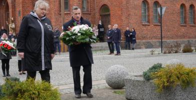 na zdjęciu Delegacja Zachodniopomorskiej Izby Rolniczej składająca kwiaty pod pomnikiem