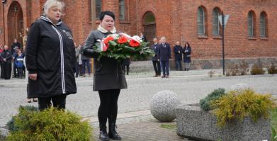 na zdjęciu Delegacja Sołectwa Kłodzino składająca kwiaty pod pomnikiem