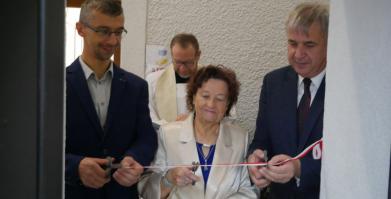Otwarcie Klubu Seniora w Barwicach - przecięcie wstęgi 