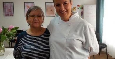 na zdjęciu uczestniczka Klubu Seniora w Barwicach i Pani Katarzyna Jezierska uczestniczka Master Chefa