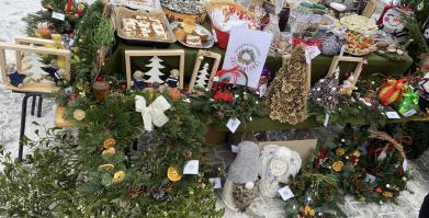stoisko KGW podczas kiermaszu świątecznego