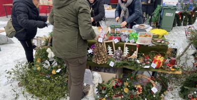 na zdjęciu KGW Sulikowianki podczas kiermaszu świątecznego