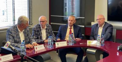 Włodarze gmin powiatu szczecineckiego przed podpisaniem umów 
