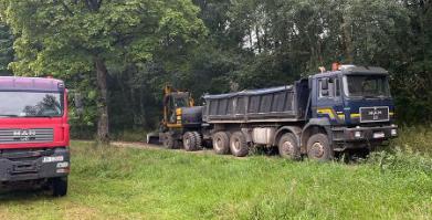 sprzęt budowlany na drodze do m. Bądki