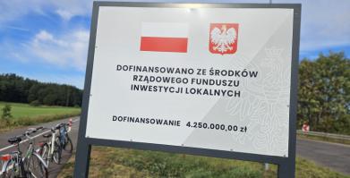 tablica informacyjna o dofinansowaniu inwestycji budowy drogi rowerowej