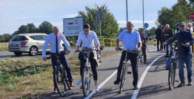 zdjęcie z otwarcia ścieżki rowerowej