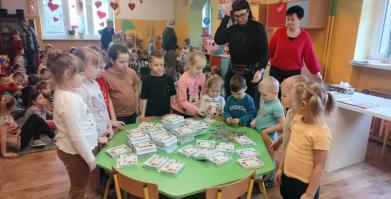Dzieci i Panie Przedszkolanki w Przedszkolu Bajkowa Kraina