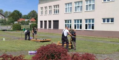 Montaż tablic edukacyjnych w szkolnym ekoogrodzie przy SP w Barwicach