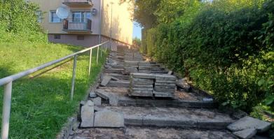 na zdjęciu schody przy promenadzie w trakcie remontu