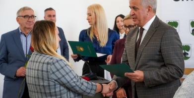 Podziękowania i gratulacje dla sołtysów podczas XXIV sesji Rady Miejskiej w Barwicach