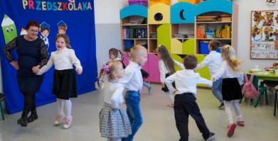 Pasowanie przedszkolaków w Szkole Podstawowej w Starym Chwalimiu