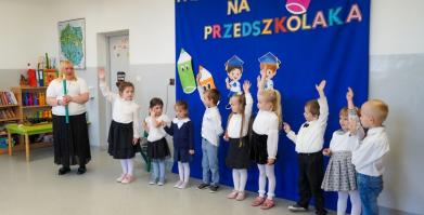 Pasowanie przedszkolaków w Szkole Podstawowej w Starym Chwalimiu