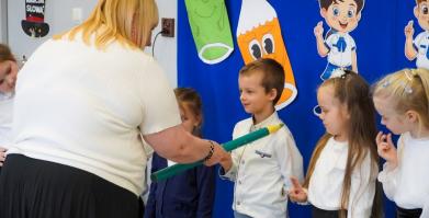 Pasowanie przedszkolaków w Szkole Podstawowej w Starym Chwalimiu