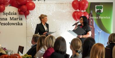 Szkolenie służb pomocowych z udziałem sędzi Anny Marii Wesołowskiej w Dworze Pomorskim w Luboradzy