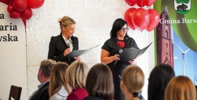 Szkolenie służb pomocowych z udziałem sędzi Anny Marii Wesołowskiej w Dworze Pomorskim w Luboradzy