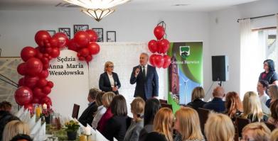 Szkolenie służb pomocowych z udziałem sędzi Anny Marii Wesołowskiej w Dworze Pomorskim w Luboradzy