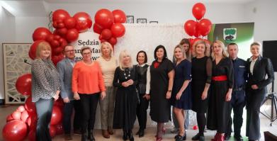 Szkolenie służb pomocowych z udziałem sędzi Anny Marii Wesołowskiej w Dworze Pomorskim w Luboradzy