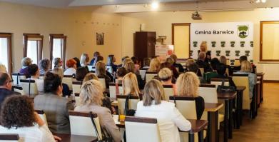 Szkolenie służb pomocowych z udziałem sędzi Anny Marii Wesołowskiej w Dworze Pomorskim w Luboradzy