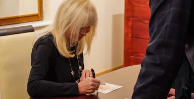 Szkolenie służb pomocowych z udziałem sędzi Anny Marii Wesołowskiej w Dworze Pomorskim w Luboradzy