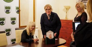 Szkolenie służb pomocowych z udziałem sędzi Anny Marii Wesołowskiej w Dworze Pomorskim w Luboradzy