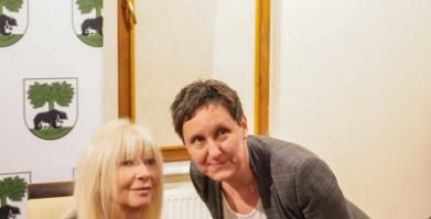 Szkolenie służb pomocowych z udziałem sędzi Anny Marii Wesołowskiej w Dworze Pomorskim w Luboradzy